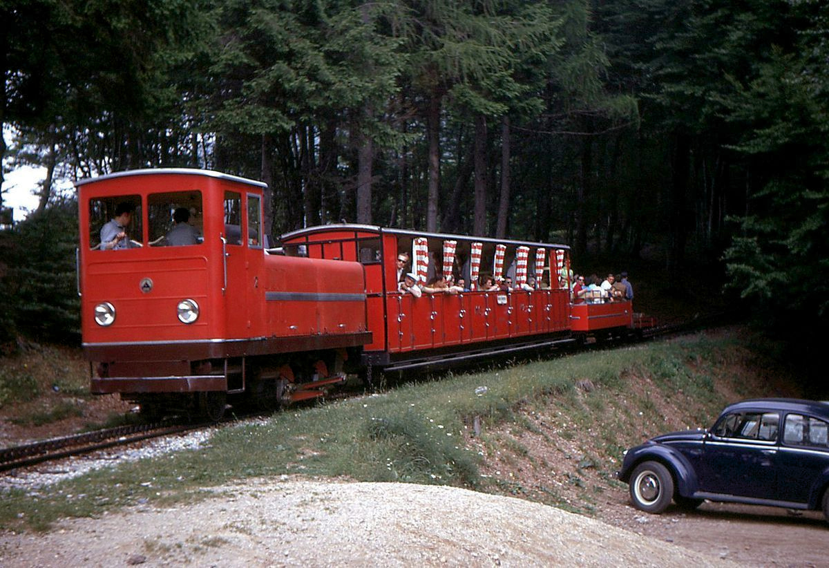 Ferrovia Monte Generoso noch mit Dieselbetrieb: Lokomotive Hm2/3 2 mit Personenwagen, Zusatzwagen MG 1 und Güterwagen, Bellavista, 23.Juli 1970 