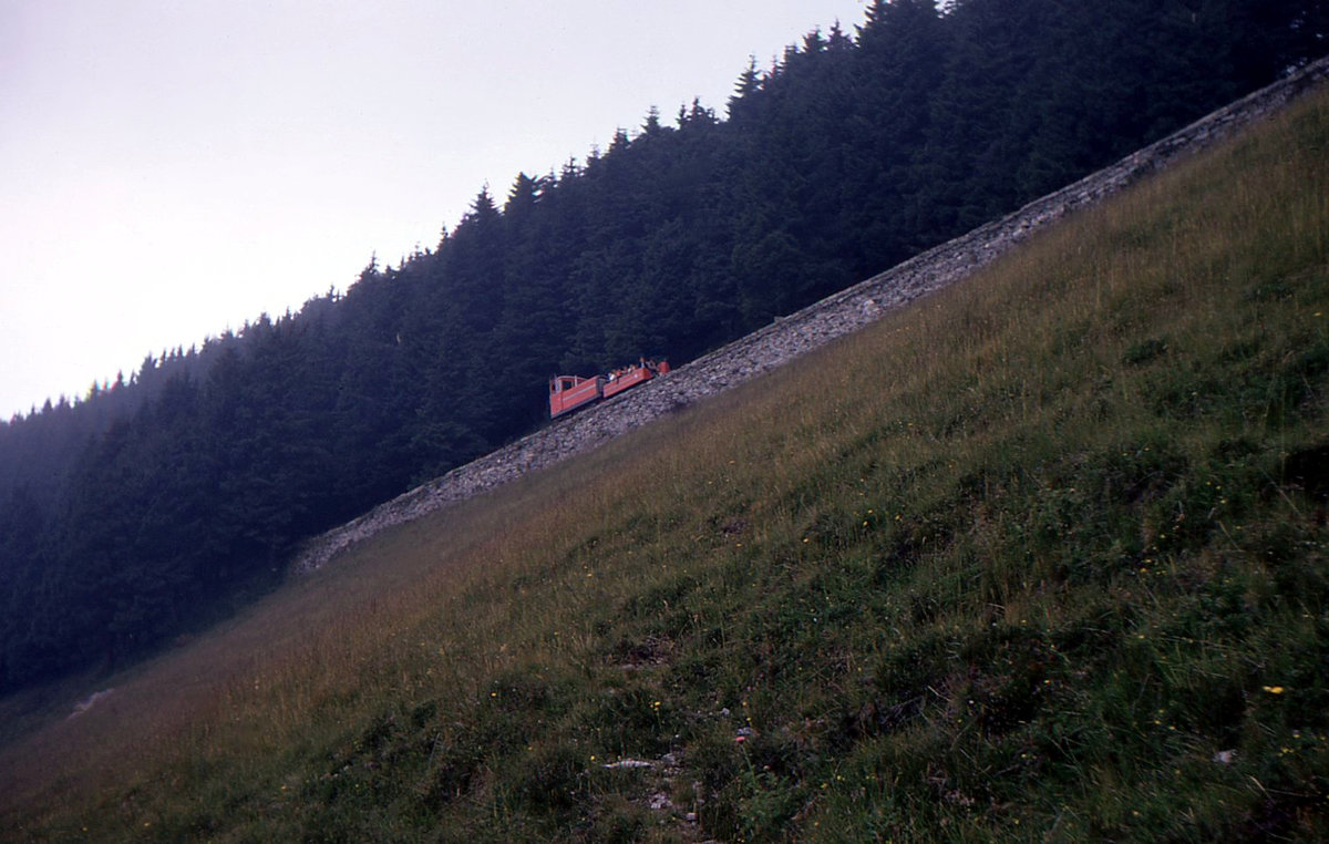 Ferrovia Monte Generoso noch mit Dieselbetrieb: Lokomotive Hm2/3 1 mit Vorstellwagen MG 2, unterhalb Generoso Kulm, 23.Juli 1970 