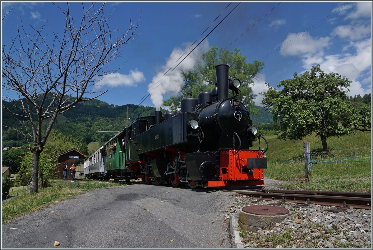  Festival Suisse de la Vapeur 2022 / Schweizer Dampffestival 2022  der Blonay-Chamby Bahn: Nachdem einige Reisende in Cornaux ausgestiegen sind, verlässt die G 2x 2/2 105 mit ihrem Dampfzug von Blonay nach Chaulin den Haltepunkt und fährt in Richtung Chamby weiter. 5. Juni 2022