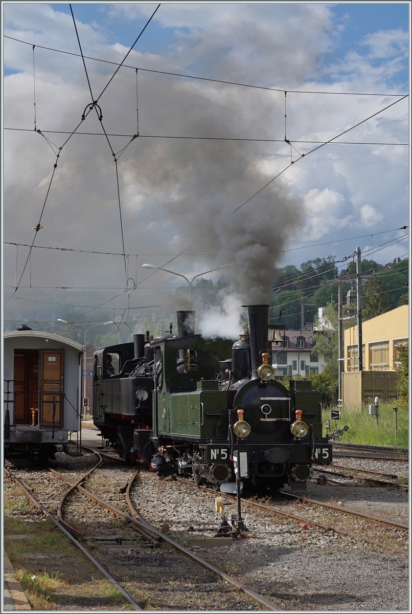 Festival Suisse de la vapeur (Schweizer Dampffestival 2024) - Für die Doppeltraktion des 17:10 Zugs ab Blonay nach Chamby werden in Blonay die beiden Blonay-Chamby Bahn Dampfloks SEG G 2x 2/2 105 und LEB G 3/3 zusammengekuppelt und rangieren gemeinsam zu ihrem Zug.

19. Mai 2024