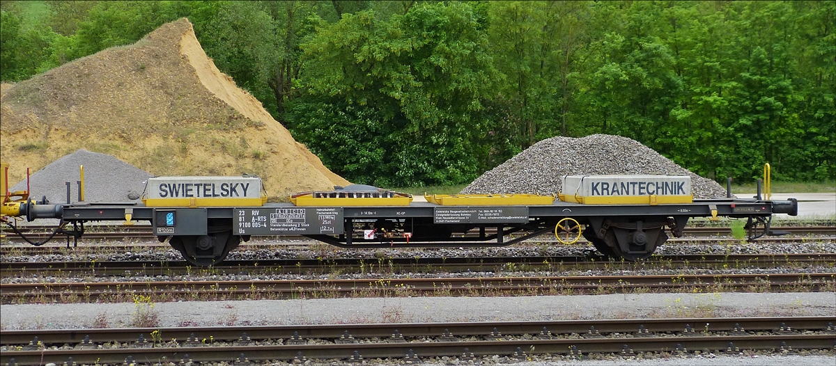 .Flachgüterwagen (9100 005-4) vom Typ Us mit der Standartbeladung von 2 Betonblöcken zu je 4,3 t, gehörend zum Gleisbaukran KRC 1200, steht im Bahnhofsareal von Ettelbrück.  20.05.2016. 