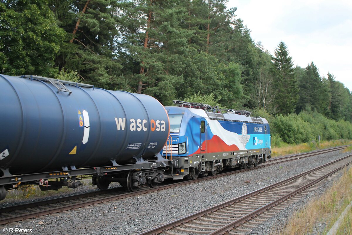 Flaggen Vectron 383 009 hängt am Schluss vom Elbtal Umleiter in Röslau. 22.07.21