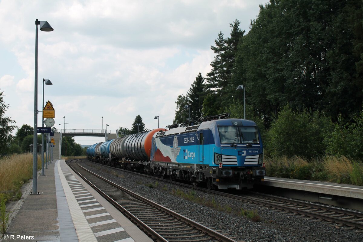 Flaggen Vectron 383 009 hängt am Schluss vom Elbtal Umleiter in Röslau. 22.07.21