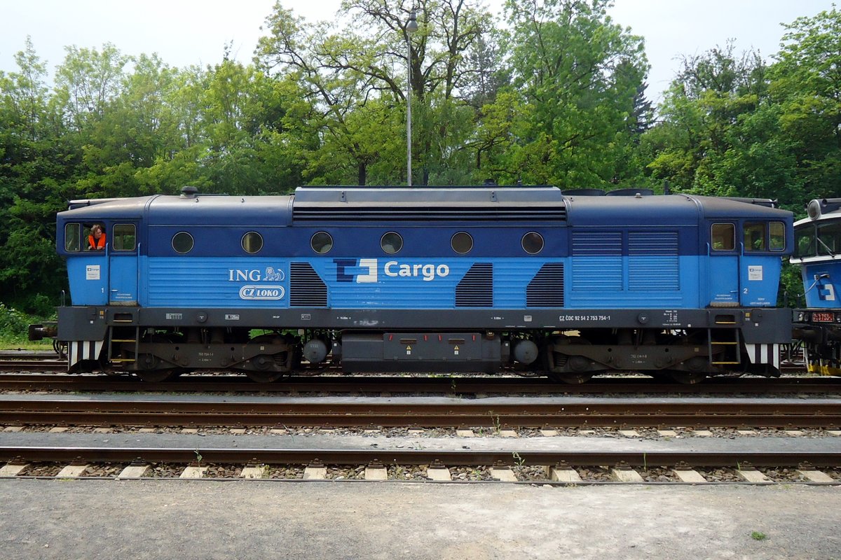 Flankblick auf 753 754 in Rakovnik am 25 Mai 2015. ING Bank aus die Niederlände ist eine der Sponsoren dieser Lok...