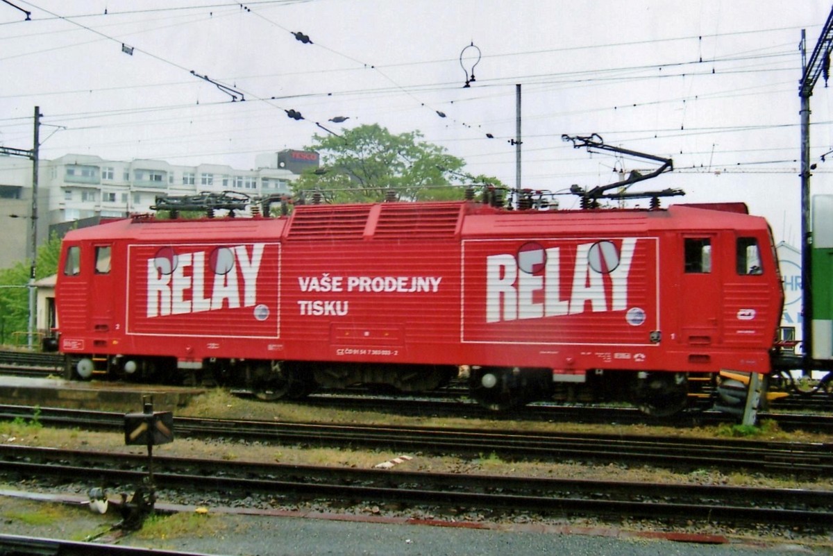 Flankschüss von 'RELAY'-Werber 363 033 in Brno hl.n. am verregneten 22 Mai 2008.