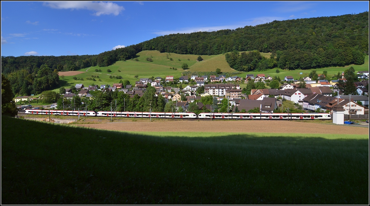 Flirt der S-Bahn Basel in Dreifachtraktion in Tecknau. Juli 2016.