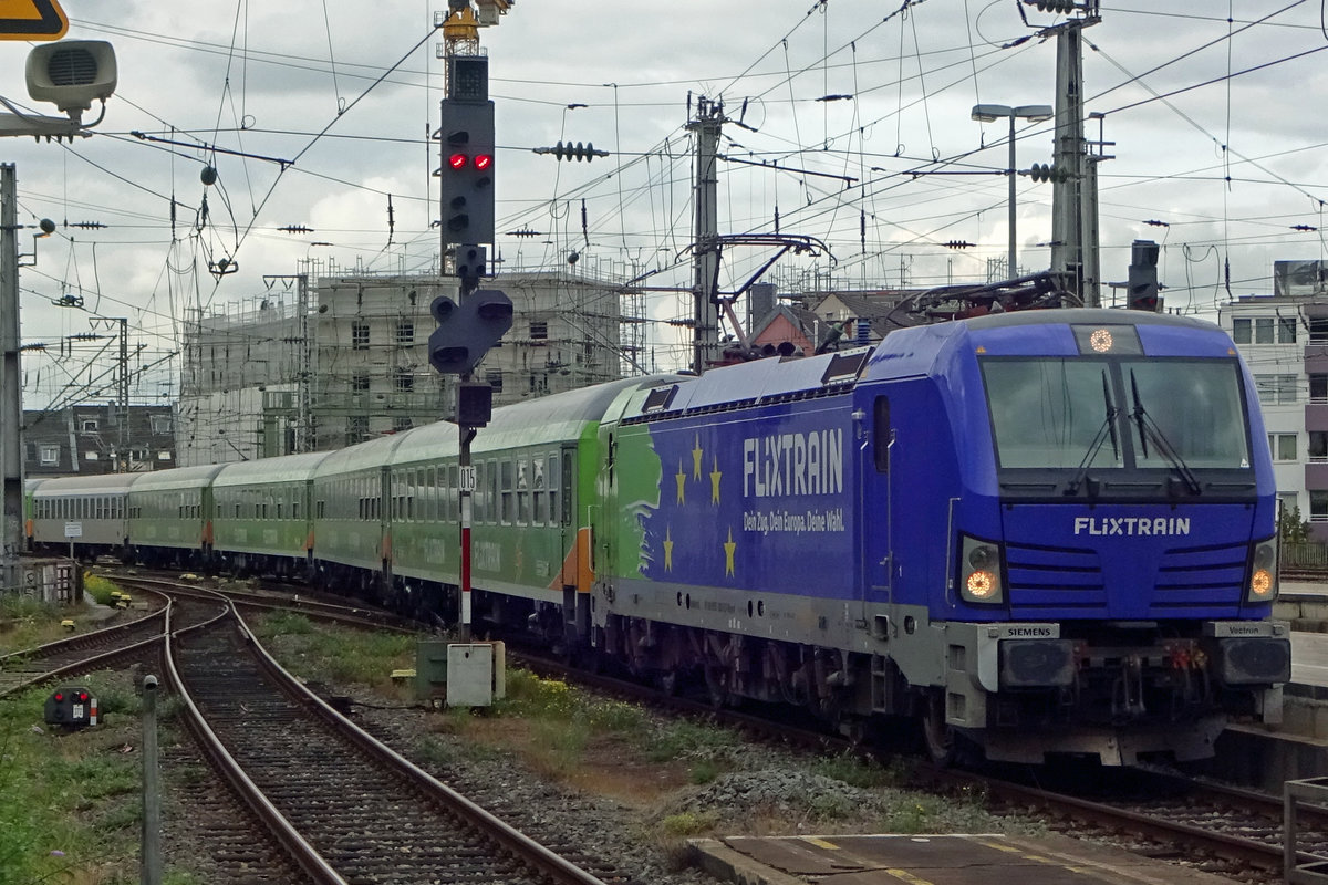 FlixTrain 193 826 treft -mit blauer Kopf vorn- am 23 September 2019 in Köln Hbf ein.