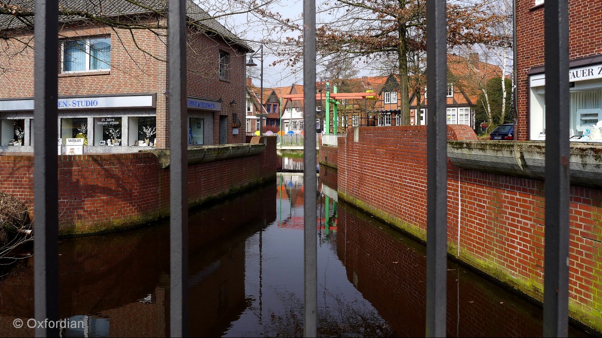 Fluß Soltau in der Stadt Soltau aus der Kinderperspektive.