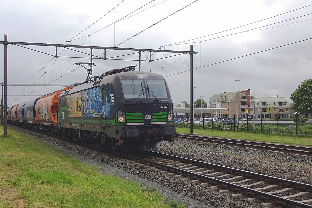 Flying Dutchman LTE 193 232 zieht am grauen 17 Mai 2021 ein Getreidezug durch Wijchen und wird vom hinter das Heckwerck erwischt. Flying Dutchman LTE 193 232 zieht am grauen 17 Mai 2021 ein Getreidezug durch Wijchen und wird vom hinter das Heckwerck erwischt.