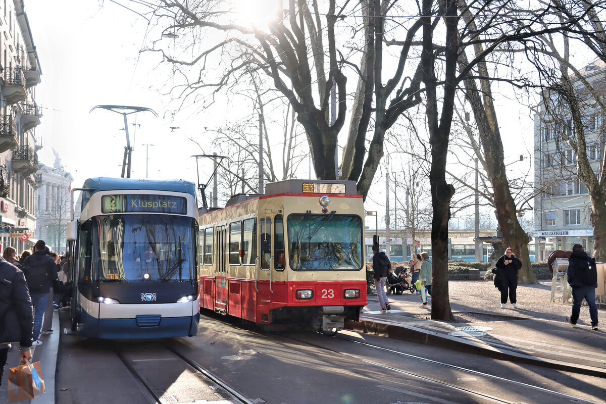 Forchbahn: Abfahrbereit am Stadelhofen, Zürich. Forchbahn Triebwagen 23 neben VBZ Cobra 3052. 5.März 2025. Diese Fahrzeuge sind eigentlich Tram 2000, fest zusammengestellt aus 2 Wagen mit je 1 Führerstand; Baujahre 1976-86. Als  FB 2000  bezeichnet.  