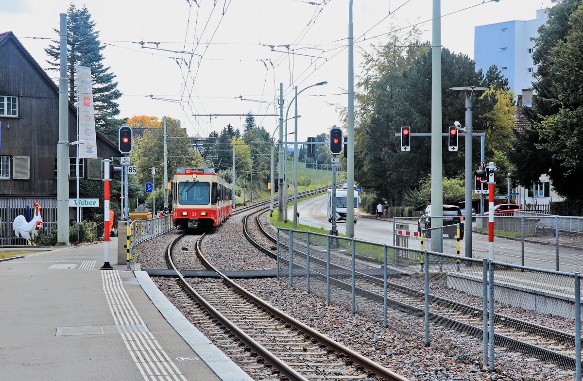 Forchbahn am Zollikerberg, neben dem Güggel mit Schweizerkreuz. Das Triebwagenpaar F 2000 Nr. 31 - 32. 24.September 2020 