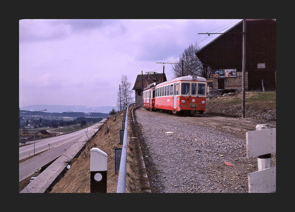 Forchbahn auf der Forch, die ehemalige Komposition Steuerwagen 105 mit Triebwagen 14. Die Steuerwagen 102-108 stammen aus den Jahren 1967/68, die Triebwagen 11-16 (BDe4/4) von 1959-66 (SWS/MFO 2.Generation) . 25.März 1970 