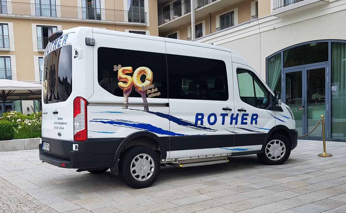 Ford Transit des Busunternehmens ROTHER steht vor dem Hotel Edelweiß in Berchtesgaden