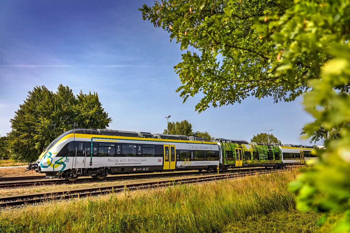 Foto: Pressefoto Bombardier

Der neue BOMBARDIER TALENT 3-Batterietriebzug (E/E-Hybrid) 94 80 8442 100-7 D-BTH der Bombardier Transportation GmbH, Hennigsdorf.

Generell ist die Perspektive fr den Batteriezug positiv. Die Reichweite wchst proportional zur kontinuierlichen Leistungssteigerung neuer Batterieentwicklungen. Der aktuelle Prototyp ist mit vier BOMBARDIER MITRAC Traktionsbatterien auf dem Dach ausgestattet und kann Strecken von rund 40 Kilometern zurcklegen. Die nchste Fahrzeuggeneration des Batteriezuges soll schon nicht elektrifizierte Strecken bis zu 100 Kilometern befahren knnen. Die DB startete 2019 in der Region Alb-Bodensee mit dem aktuellen Prototypen einen zwlfmonatigen Testbetrieb mit Fahrgsten.

Mit seinen ultra-schnellladenden BOMBARDIER MITRAC Lithium-Ionen-Hochleistungsbatterien knnte der TALENT 3-Batterietriebzug bereits heute ber 30 Prozent der nicht-elektrifizierten Strecken in Deutschland elektrisch befahren. Durch die kostengnstige Elektrifizierung der Endpunkte knnten sofort sogar 75 Prozent aller Dieselstrecken in Deutschland sauber und umsteigefrei betrieben werden. Laut einer unabhngigen Vergleichsstudie der TU Dresden wre dies bei der Gesamtkostenbetrachtung ber die komplette Laufzeit von 30 Jahren zudem die kostengnstigste CO2-freie Alternative zu Dieselzgen.

Die Batterien werden whrend der Fahrt beziehungsweise an Haltestellen unter der Oberleitung oder mithilfe zurckgewonnener Bremsenergie geladen. Sobald der Zug auf nicht-elektrifizierten Strecken fhrt, liefern die auf dem Dach montierten Batterien den notwendigen Strom, umweltschonend und effizient. Ein Ladevorgang an den Ladestellen oder unter Oberleitung dauert nur  zehn Minuten.

Der Batteriezug wurde in Kooperation mit verschiedenen Projektpartnern entwickelt. Dazu zhlen die DB Regio-Tochtergesellschaft DB ZugBus Regionalverkehr Alb-Bodensee, die Nahverkehrsgesellschaft Baden-Wrttemberg, die Nationale Organisation Wasserstoff- und Brennstoffzellentechnologie sowie die TU Berlin. Das Bundesministerium fr Verkehr und digitale Infrastruktur (BMVI) untersttzte das Projekt mit vier Millionen Euro.

Quelle: Pressemitteilung Bombardier
