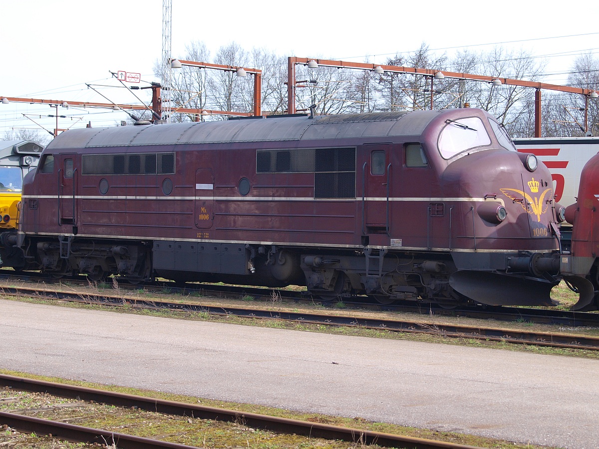 Fotografentag in Padborg: Mx 1006(Fabriknr.2446,Bj.1961,Motortyp 12.567C 1425 PS)wurde 1991 von der DSB ausgemustert,von 1992-2002 bei ØSJS,1999 restauriert und mit dem DSB Anstrich versehen,2007-2010 CFL Cargo Danmark und seit 2010 bei Contec Rail ApS ist aber seit 2011 z-gestellt und wird aufgearbeitet. Padborg 2.4.2010