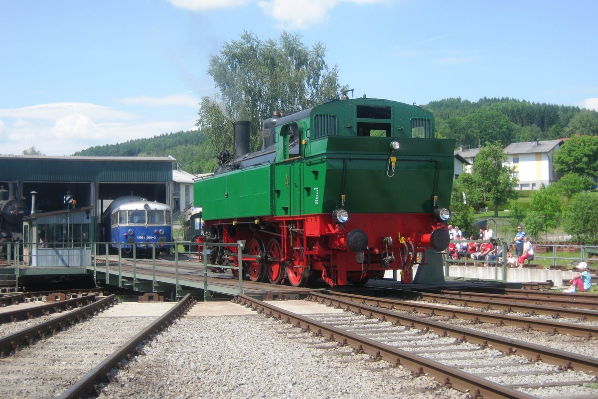 Fotosession von Lok-4 in Ampflwang am 27 Mai 2012: hier steht sie auf die Drehscheibe. 