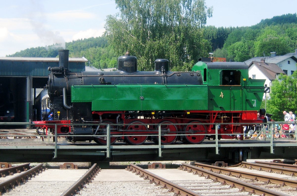 Fotosession von Lok-4 in Ampflwang am 27 Mai 2012: hier steht sie auf die Drehscheibe. 