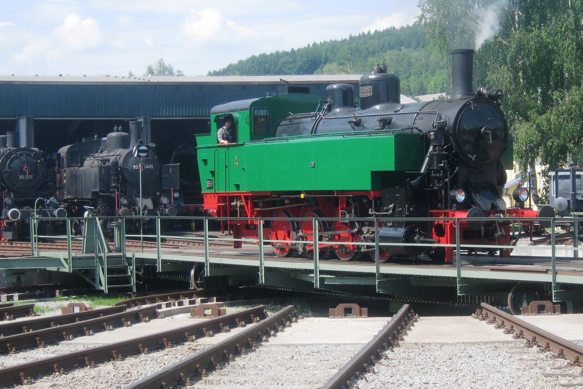 Fotosession von Lok-4 in Ampflwang am 27 Mai 2012: hier steht sie auf die Drehscheibe.