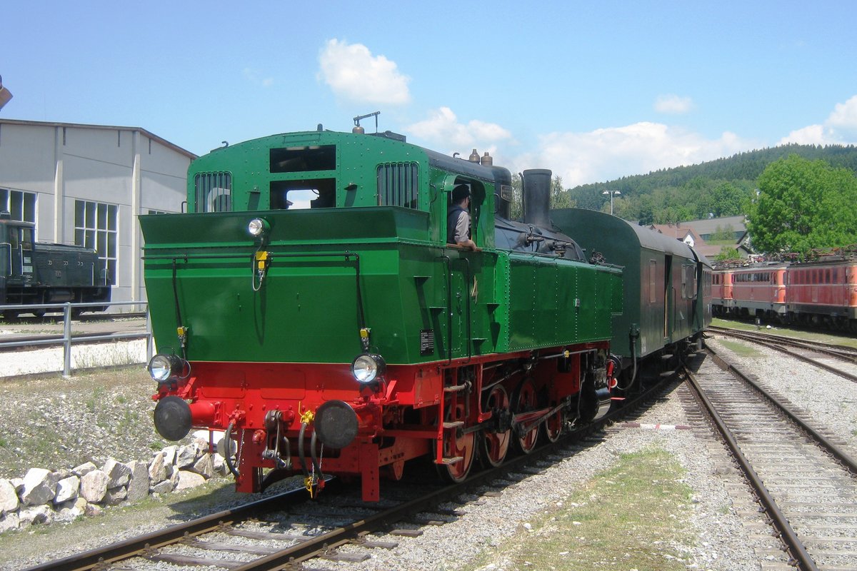 Fotosession von WTK-4 in Ampflwang am 27 Mai 2012: hier rangiert sie ein Dampfpendel nach Timelkam. 