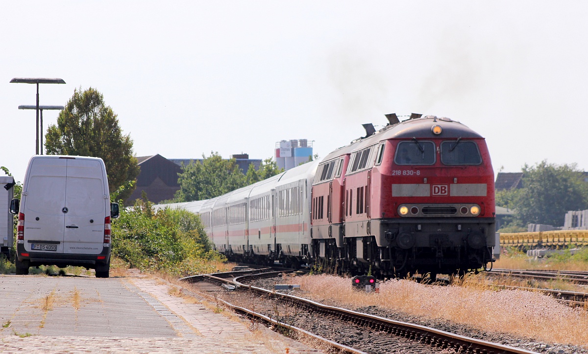 Fotowolke weg...Gegenlicht...grrrr.....218 830 und 379 mit IC 2314, Husum-Nord....28.07.18