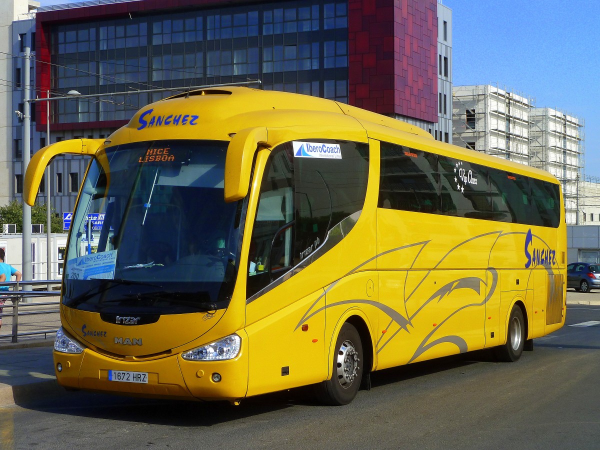 Frankreich, Languedoc-Roussillon, Hrault, Montpellier Sabines (an der Trambahn Linie 2): ein MAN Irizar pb auf der Fahrt von Nizza nach Lissabon. 22.08.2015 

