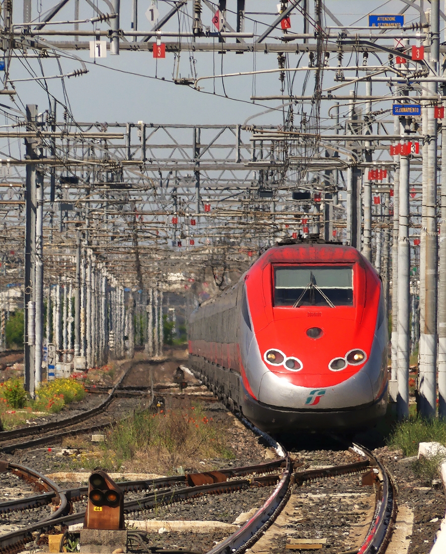  Frecciarossa fhrt mit einer kleinen Versptung in den Bahnhof von Verona ein und wird nach kurzem Halt seine Reise mit unserer Reisegruppe nach Venzia fortsetzen. 16.05.2019 (Jeanny)