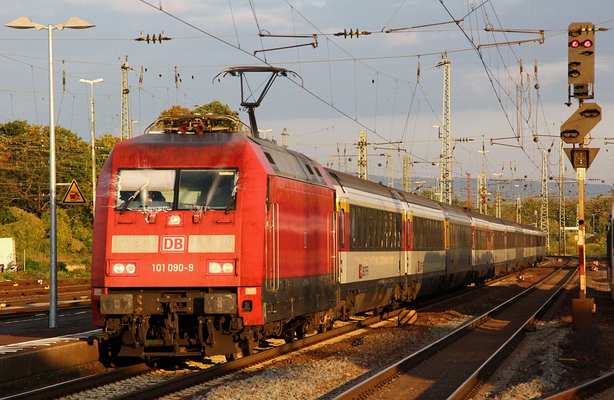 Freie Sicht muss sein...DB 6101 090-0 mit einem der aus SBB Wagen bestehenden EC's(6-9) durchfährt hier den Bahnhof von Neuwied am Rhein. 29.09.2012(üaVinG)