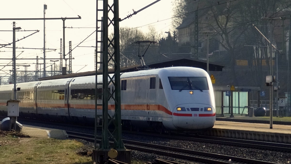 Freitags und Sonntags fahren auch ICEs der 1.Generation von München nach Berlin die direkte Strecke über Jena, Leipzig.
Aufgenommen bei der Durchfahrt in Kronach im März 2014.