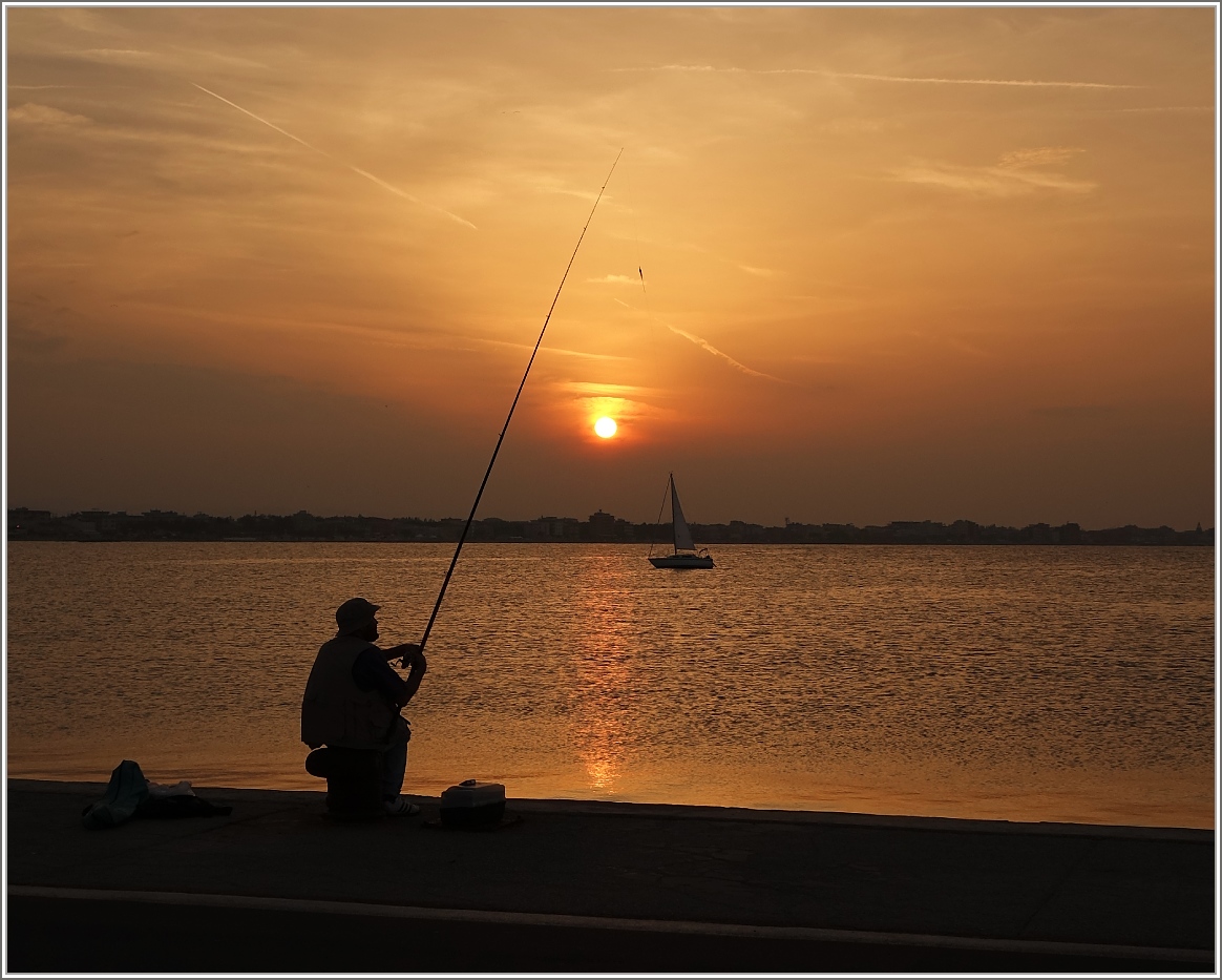 Freizeitvergnügen beim Sonnenuntergang in Rimini.
(18.09.2014)