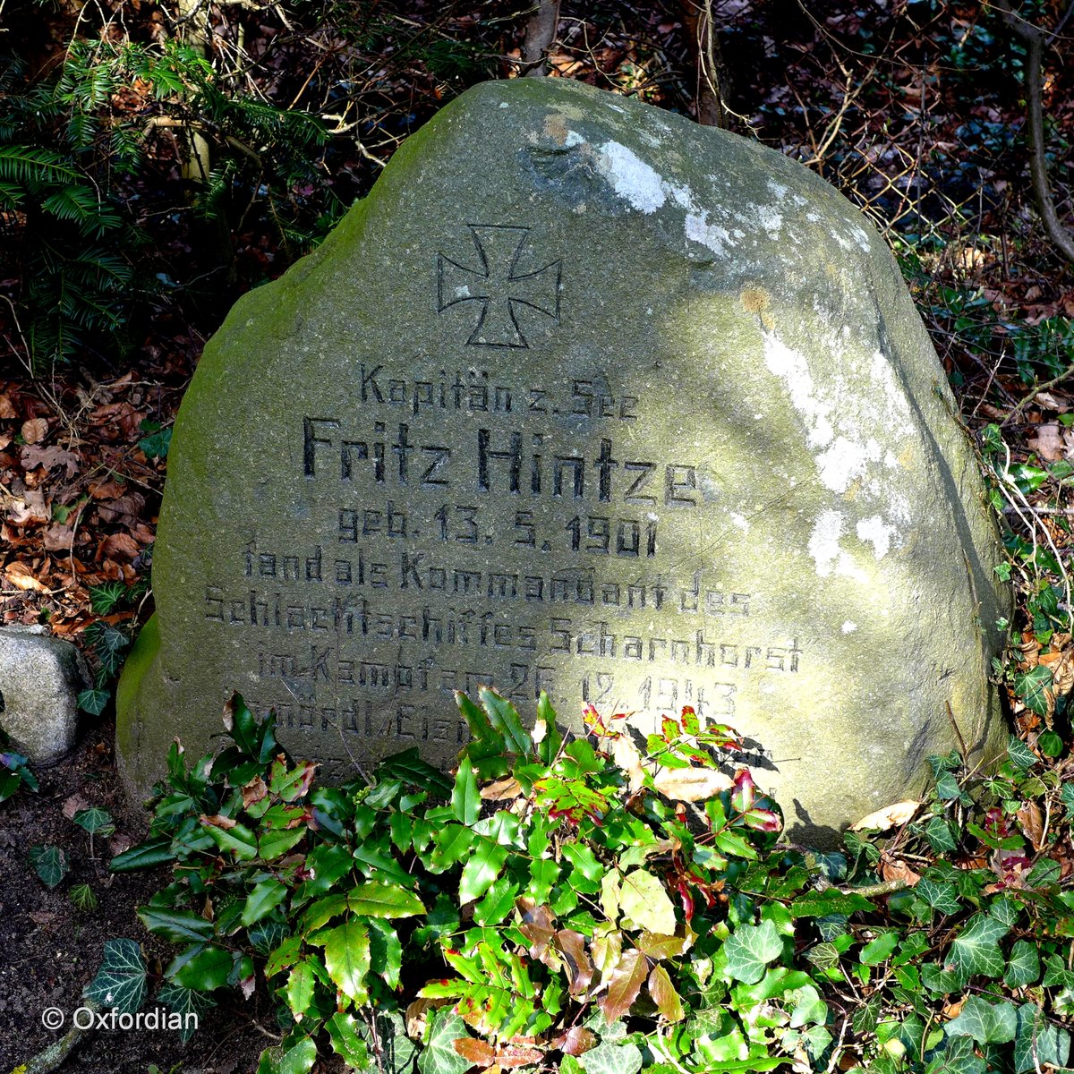 Friedhof Bad Bevensen in Niedersachsen.  Kapitän z. See Fritz Hintze geb. 13.5.1901 fand als Kommandant des Schlachtschiffes Scharnhorst im Kampf am 26.12.1943 im nördlichen Eismeer den Tod. 

Das Schlachtschiff Scharnhorst wurde im Nordmeer, etwa 160 km nördlich des Nordkaps, nach schwerem Kampf von zwei Kampfgruppen der Royal Navy versenkt. Dabei fanden 1968 Soldaten unserer Kriegsmarine den Tod.
