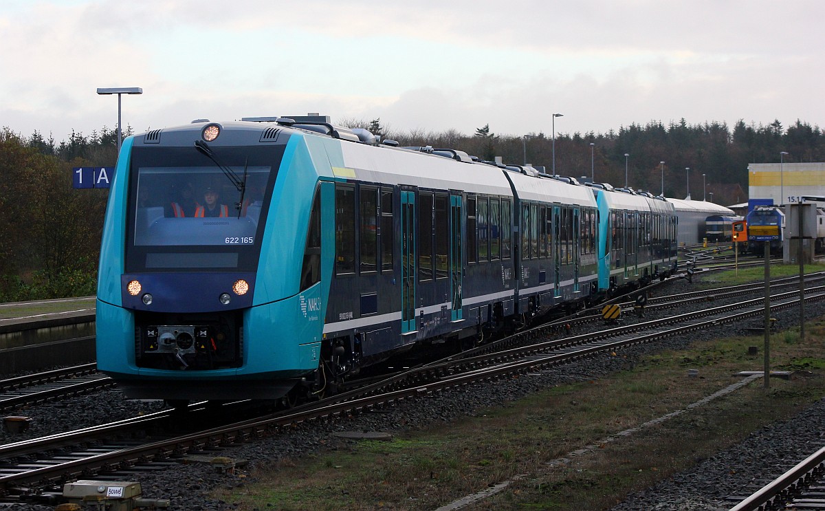 Frisch angekommen...der neue NAH.SH Lint 54 0622 165-8/665-7(REV/Alstom/22.10.15) und Lint 54 0622 167-4/667-3(REV/Alstom/02.11.15) aufgenommen während einer Rangierfahrt im Bhf/Bw Bereich in Husum. 17.11.2015