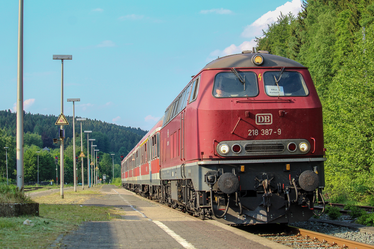 Frisch aus dem Urlaub gekommen und schon so ein Prachtexemplar in Heimatsnhe:

Die 218 387-9 der Kurhessenbahn erreicht hier am 26.05.2018 mit ihren 3 n-Wagen als R 42 Verstrker zum Hessentag in Korbach den Bahnhof Brilon-Wald, um nach einem kurzen Aufenthalt die Fahrt nach Korbach fortzusetzen