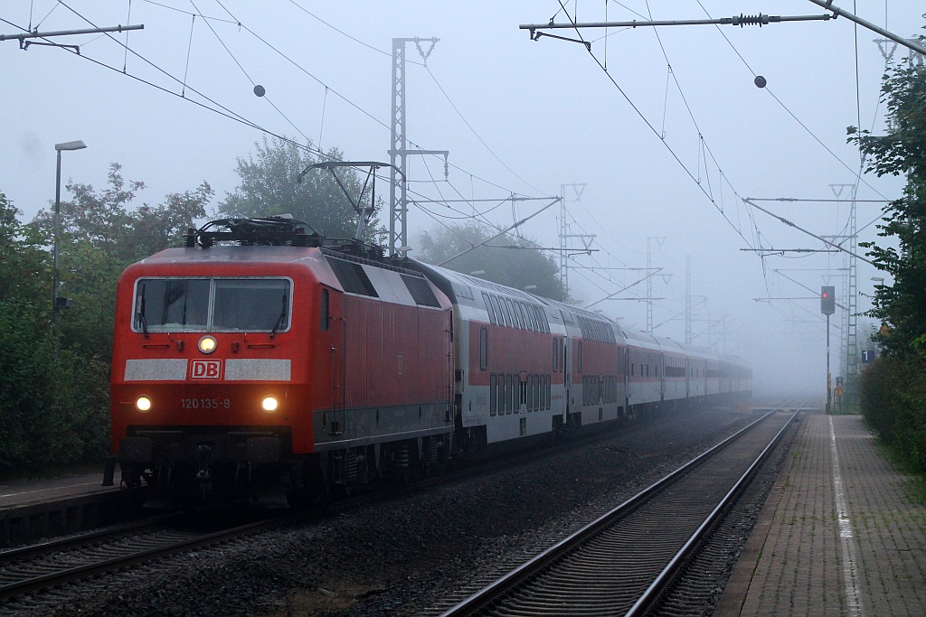 Frisch aus Jübek...CN(L)472/473 aus Basel mit Zuglok 120 135-9 und plus 35min bei der Durchfahrt in Jübek. 18.07.2013