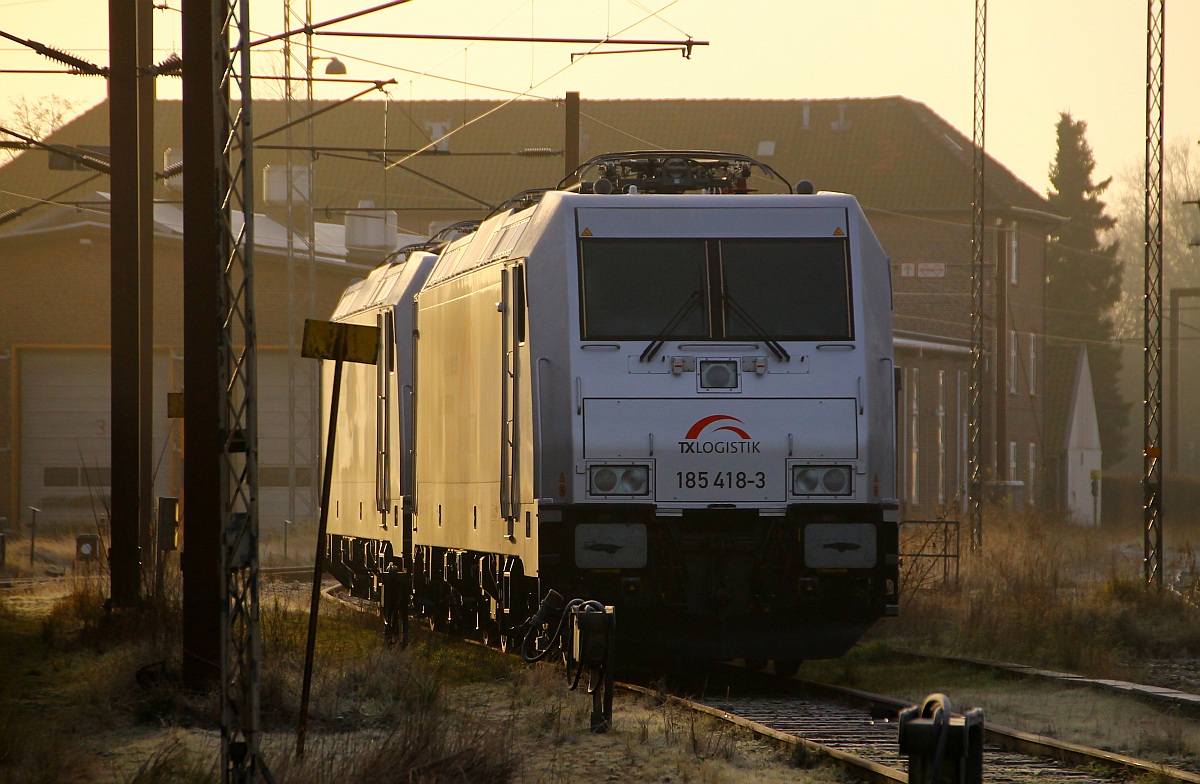 Frisch aus Kassel sonnt sich hier die nagelneue TXL 185 418-3(91 81 0185 418-3 A-TXLA) zusammen mit der 185 417-5 im dänischen Padborg. 30.11.2013