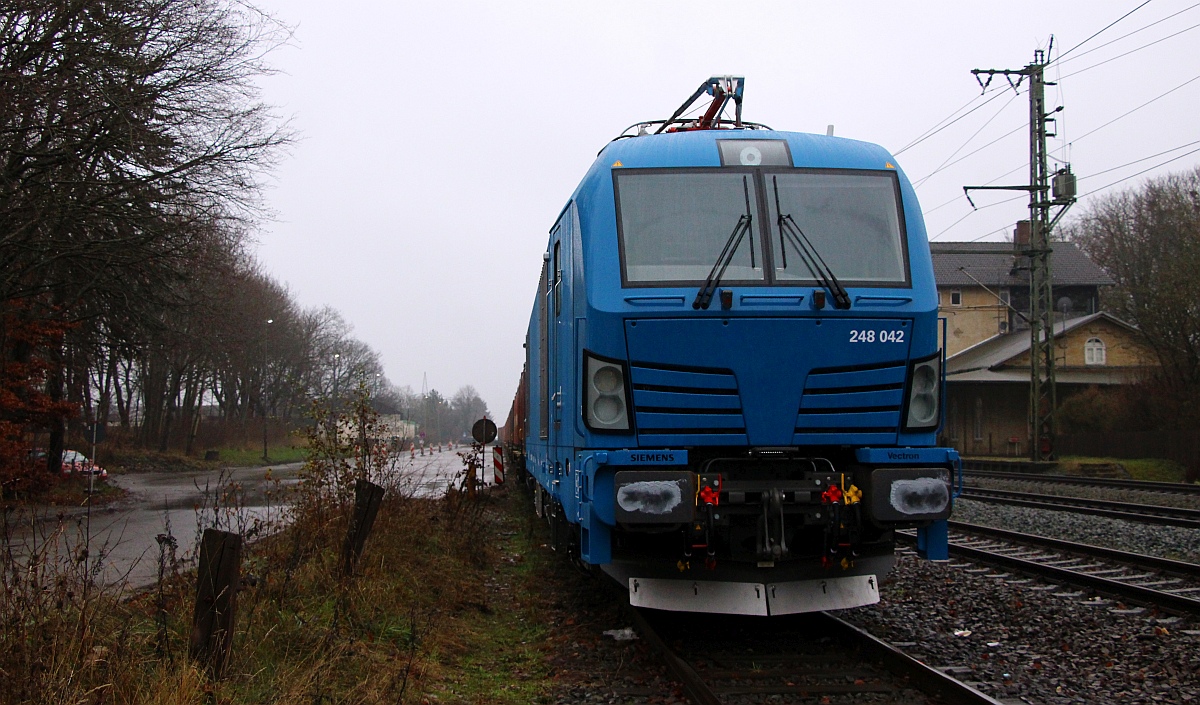 Frisch aus München und schon im Norden....EGP 2248 042-4 mit noch leerem Rübenzug abgestellt in Jübek. 25.12.2022 II