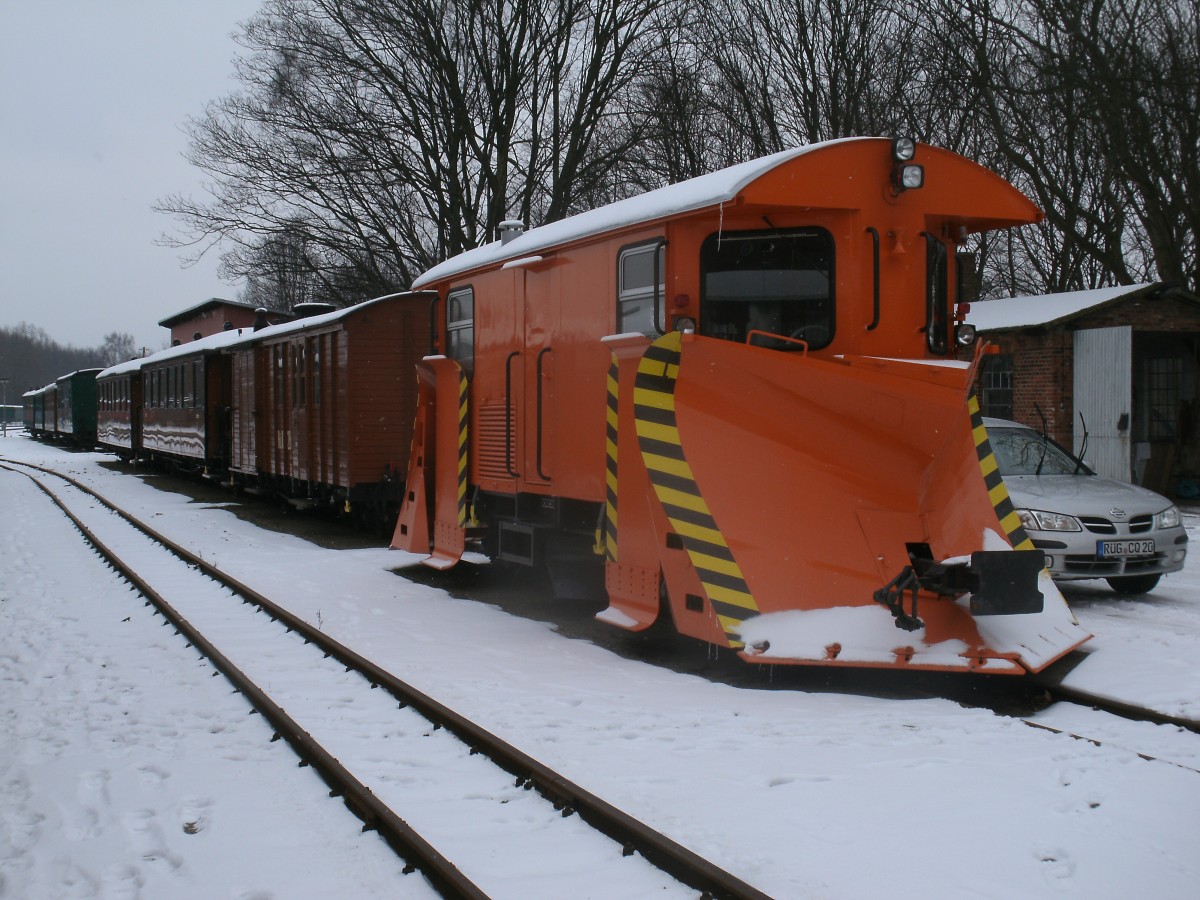 Frisch lackiert stand Dieser Schneepflug,am 26.Januar 2014,in Putbus.Obwohl es Schnee gab kam der Schneepflug nicht zum Einsatz.