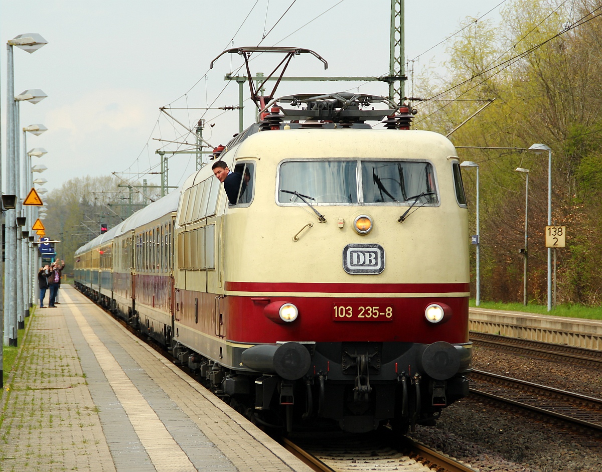 Frisch von einer lang andauernden Reparatur am Bremssystem zurück zog die DB 103 235-8 am 22.04.2012 den IC79/2417  Hanseat  von Flensburg nach Köln, hier ist der Zug bei der Abfahrt in Schleswig zu sehen(üaVinG).