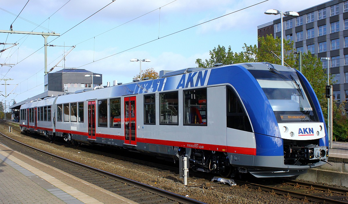 Frisch und nagelneu...einer der Neuen aus der Lint 54 Familie der AKN hier der 0622 157-5/657-4(REV/Alstom/25.09.15) steht als AKN 82462 (A1 Neumünster - Hamburg Eidelstedt) abfahrbereit im Bhf Neumünster. 23.10.2015