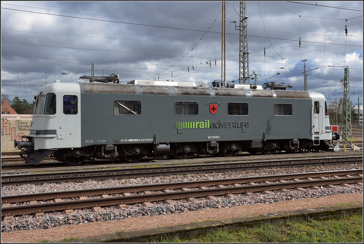 Frisch revidierte Re 6/6 11603 oder auf neuschweizerisch Re 620 003-4 der Railadventure. Basel badischer Bahnhof, März 2019.