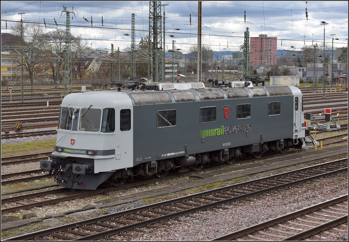 Frisch revidierte Re 6/6 11603 oder auf neuschweizerisch Re 620 003-4 der Railadventure. Basel badischer Bahnhof, März 2019.