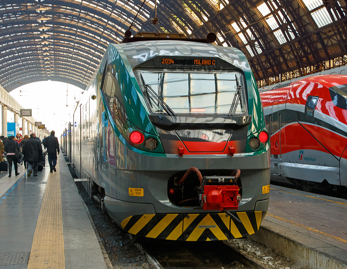 Frontansicht des ETR 425 - 063  Jazz  der Trenord am 29.12.2015 im Bahnhof Milano Centrale (Mailand Zentral).