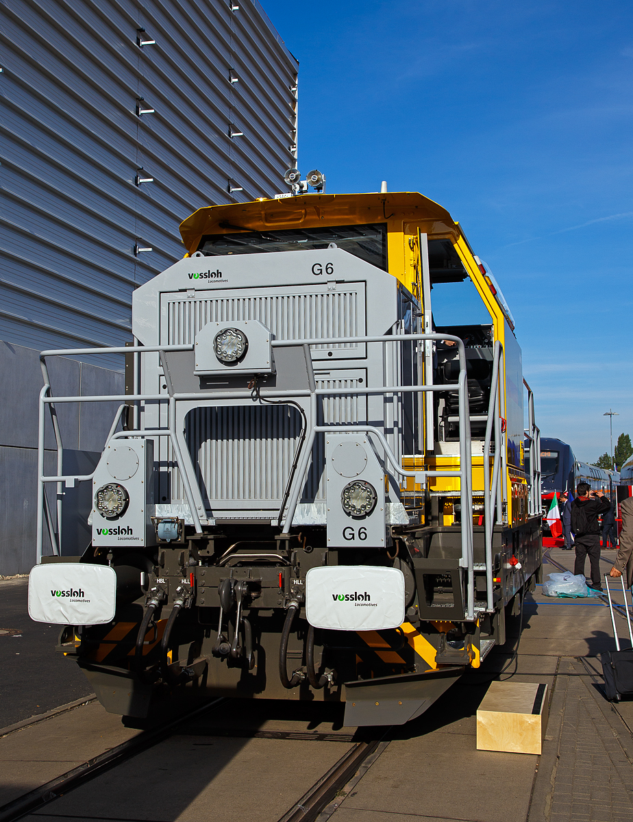 Frontansicht....
Vossloh Locomotives präsentierte auf der InnoTrans 2018 in Berlin (18.09.2018) seine 3-achsigen dieselhydraulische Rangierlokomotive Vossloh G 6. Hier in Form der für die Schweerbau GmbH & Co. KG bestimmte 650 086-8 „Melli“ (98 80 0650 086-8 D-SBAU, 2018 noch ungezeichnet in 98 80 0650 086-8 D-LDS). Sie hat die Zulassung für Deutschland und Schweden.

Die Lok wurde 2015 von Vossloh in Kiel unter der Fabriknummer 5102163 gebaut an Vossloh Locomotives GmbH als Miet- und Vorführlok (98 80 0650 086-8 D-VL) geliefert.
