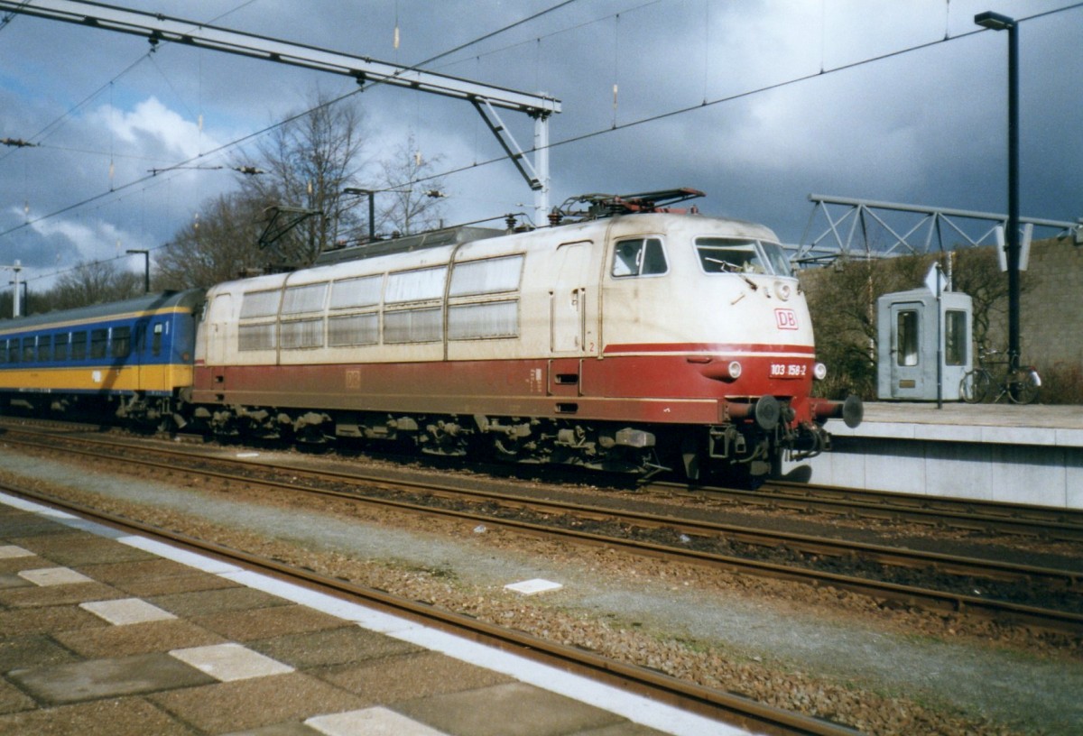 Froschblick auf 103 158 in Venlo am 22 April 1998.