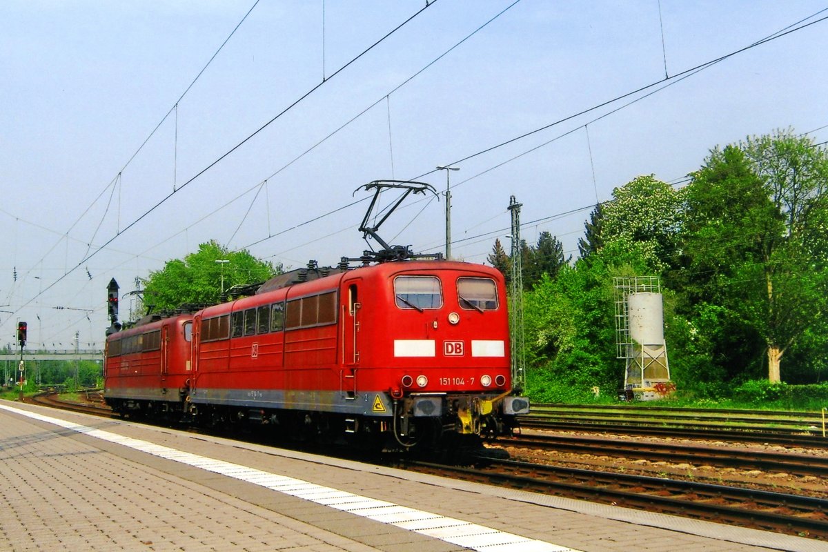 Froschblick auf 151 104 in Minden (W) am 28 April 2011.