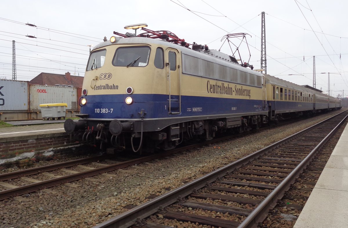 Froschblick auf der 2. EuroBahn Ersatzzug von 28 Dezember 2018: CBB 110 383 steht in Nienburg (Weser). 