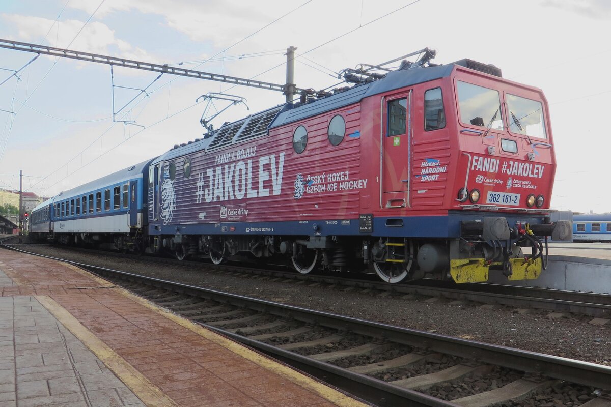 Froschblick auf 362 161 mit Rychlyk nach Brno hl.n. in Praha hl.n., 12 Juni 2022.