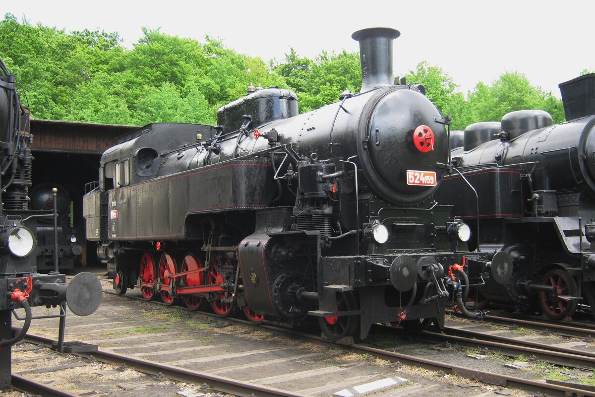 Froschblick auf 524 159 am 13 Mai 2012 ins Eisenbahnmuseum in Luzna u Rakovnika.