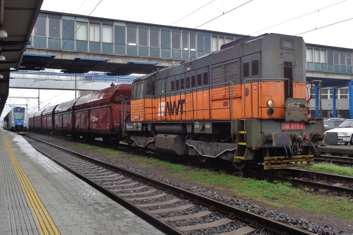 Froschblick auf AWT 740 819 samt Kohlezug in Ostrava hl.n. am 23 September 2017.