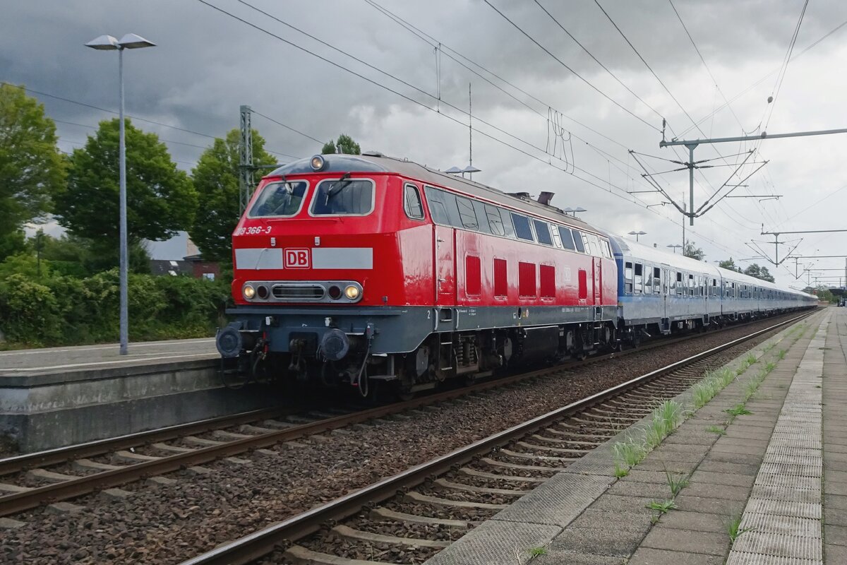 Froschblick auf ein Sonderzug mit 218 366 in Itzehoe am grauen 19 September 2022.