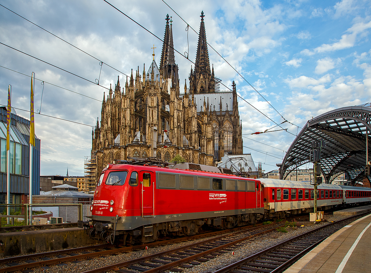 
Frh morgens im Hbf Kln....
Die 110 491-8 der BahnTouristikExpress GmbH (BTE), ex DB 110 491-8, ex DB 114 491-4, ex DB 112 491-6, fhrt am 22.05.2018 mit einem Sonderzug vom Hbf Kln in Richtung Hamburg los.

Die Lok wurde 1968 von Krauss-Maffei in Mnchen unter der Fabriknummer 19356 gebaut, der elektrische Teil ist von den Siemens-Schuckert-Werke (SSW), und als 112 491-6 (als eine E 10.12) an die DB ausgeliefert, 1988 wurde sie in 114 491-4 umgezeichnet. Im Jahr 1994 erfolgte der Rckbau zur 110er unter Verwendung der Drehgestelle der 110 122, somit erfolgte Umzeichnung in 110 491–8. Im Jahr 2014 ging sie an die BahnTouristikExpress GmbH. Nach der Reaktivierung 2015 (und Umbau auf LED-Leuchten, sowie eckige Puffer) fhrt sie unter der NVR-Nr. 91 80 6110 491-8 D-BTEX.